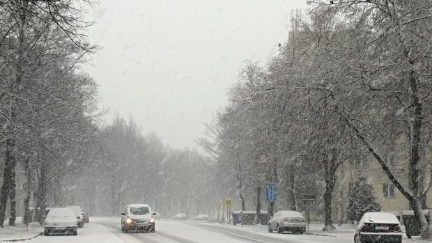 Husté sněžení komplikuje dopravu