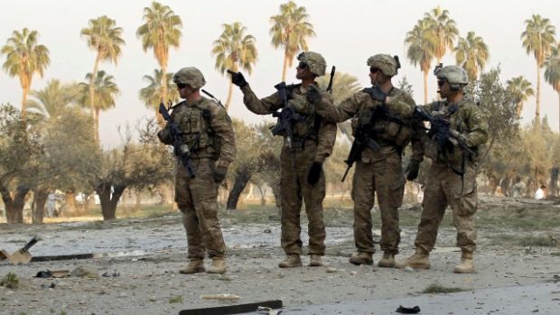 Afghánské armádě stále pomáhají zahraniční vojáci. Například při zabezpečení místa na předměstí Džalalabádu, kde došlo k sebevražednému útoku