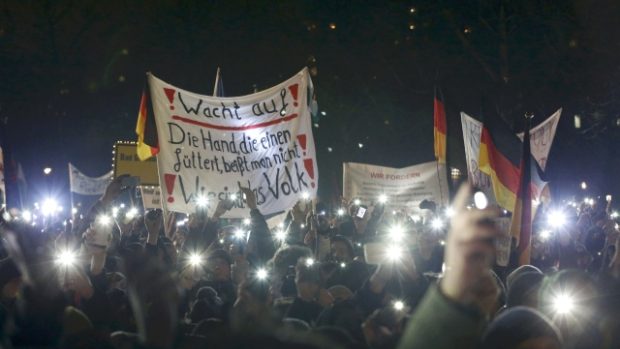 Německo, Drážďany. Demonstrace hnutí Pegida proti přistěhovalcům
