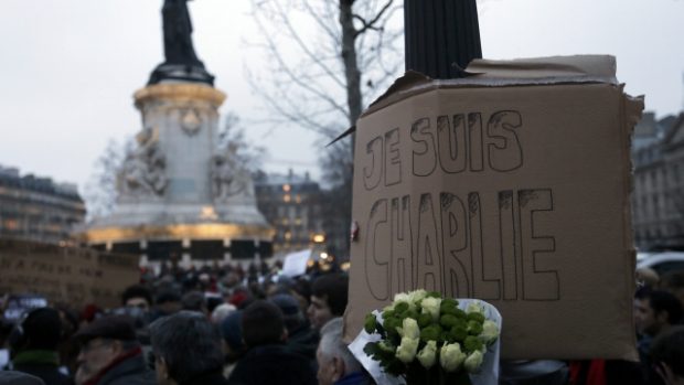 Lidé na pařížském Náměstí Republiky uctili oběti atentátu a podpořili svobodu slova
