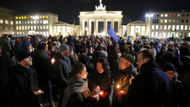 U Braniborské brány v Berlíně lidé uctili památku zavražděných pařížských policistů a novinářů