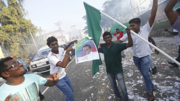 Příznivci Maithripala Siriseny slaví jeho vítězství v prezidentských volbách na Srí Lance