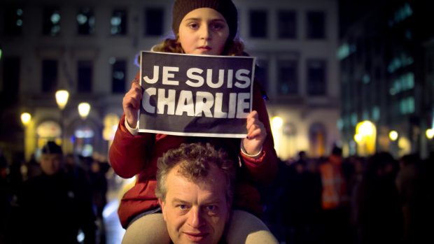 Lidé v Bruselu se sešli, aby uctili památku zavražděných novinářů z francouzské redakce satirického časopisu Charlie Hebdo