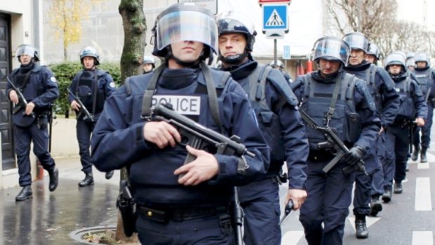 Francouzská policie obklíčila oblast u košer supermarketu ve východní Paříži, kde útočník drží rukojmí