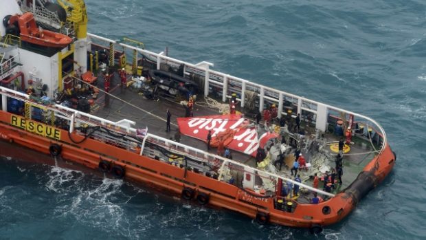 Pátrací týmy vyzdvihly z Jávského moře ocas zříceného letounu společnosti AirAsia