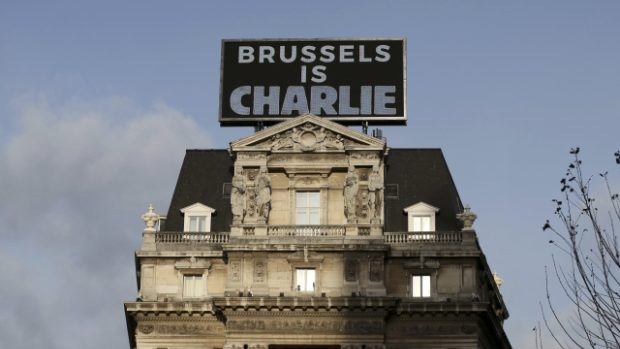 Také Brusel si připomíná památku obětí útoků v Paříži