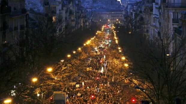 V pařížských ulicích jsou ještě desítky tisíc lidí
