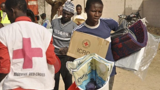 Pracovníci Červeného kříže pomáhají obětem útoků hnutí Boko Haram ve městě Kano