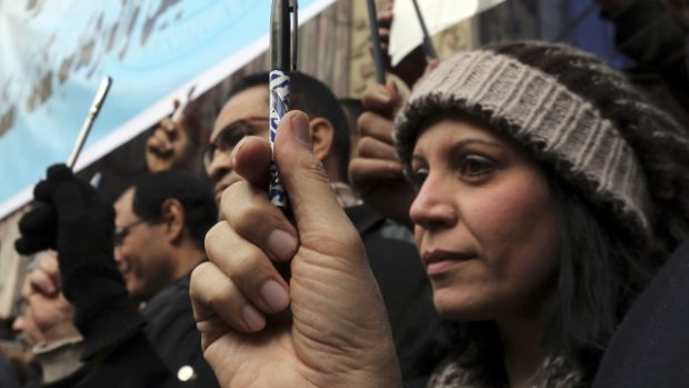 Egyptští novináři vztyčenými tužkami podpořili své kolegy ze Charlie Hebdo