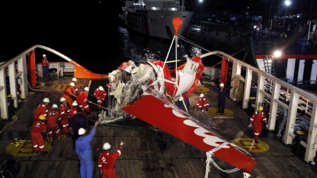 Pátrací tým vytáhl z moře část ocasu zříceného letadla společnosti AirAsia