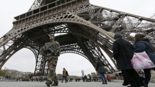 Francouzský voják na hlídce u Eiffelovy věže v Paříži