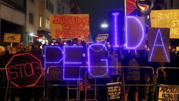 Demonstrace Pegidy proběhly ve více než desítce německých měst, v blízkosti protestovali i odpůrci hnutí