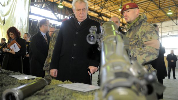 V Chrudimi se prezident Miloš Zeman setkal s vojáky ze 43. výsadkového praporu