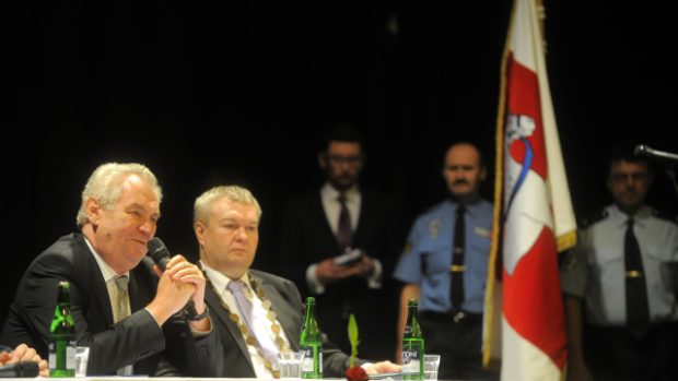 Prezident Zeman diskutoval s občany Hlinska. Vpravo vedle prezidenta je starosta Hlinska Miroslav Krčil
