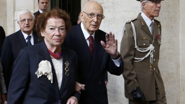 Giorgio Napolitano opouští společně s manželkou Clio prezidentský palác