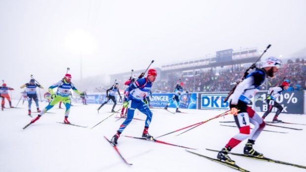 Na štafetu v Oberhofu nevzpomíná biatlnoista Michal Krčmář (v modrém) v dobrém