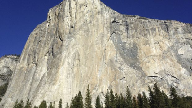 Američtí horolezci Tommy Caldwell a Kevin Jorgeson vylezli na prakticky hladkou skalní stěnu El Capitan