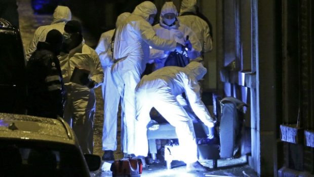 Belgická policie vyšetřuje na místě večerní přestřelky ve Verviers