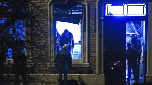 Při noční razii zajistili belgičtí policisté zbraně i policejní uniformy