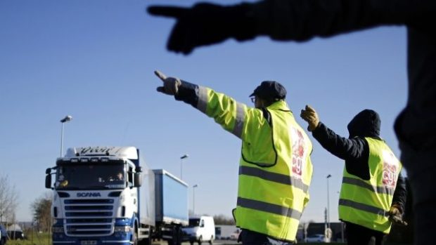 Řidiči kamionů v odborářských vestách, kteří se připojili k blokádě v Carquefou u Nantes