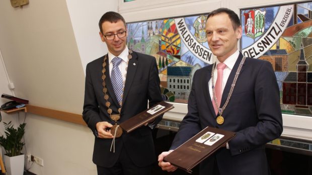 Starosta Chodova Patrik Pizinger (vlevo) s Berndem Sommerem, starostou Waldsassenu