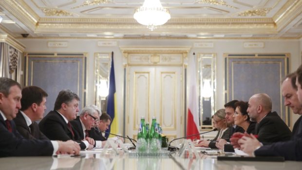 Ukrajinský prezident Petro Porošenko dnes jednal s polskou premiérkou Ewou Kopaczovou
