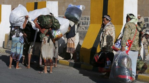 Členové jemenské prezidentské stráže v civilu opouštějí prezidentský palác poté, co ho obsadili  húsističtí povstalci