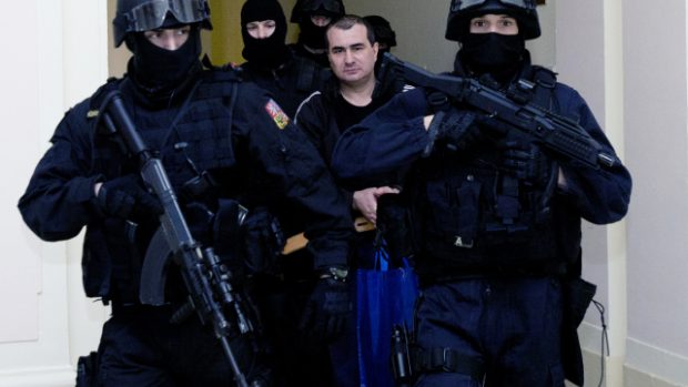 Ruský občan Jevgenij Rotshtein, dříve Dogajev v doprovodu policistů u Městského soudu v Praze. Muž je podezřelý z pokusu o únos letadla