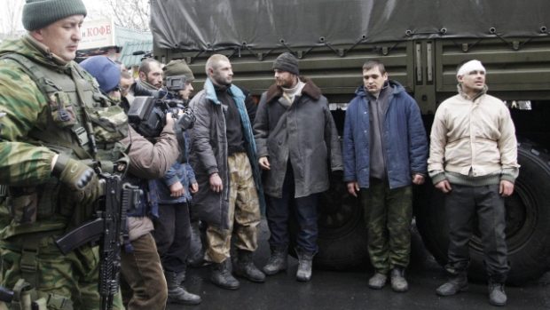 Ukrajinští váleční zajatci v doprovodu příslušníků ozbrojených sil separatistické samozvané Doněcké lidové republiky