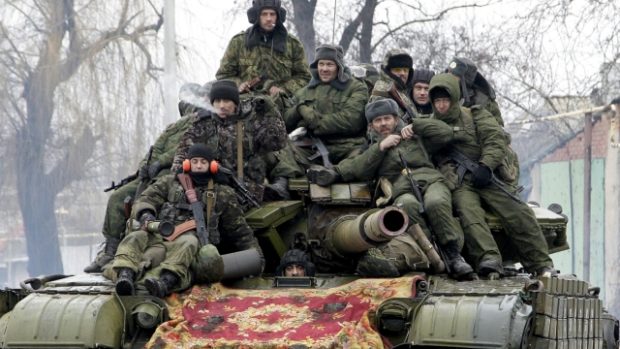 Příslušníci ozbrojených sil separatistické samozvané Doněcké lidové republiky řídí tank na okraji Doněcku