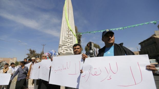 Lidé v Jemenu demonstrují proti odstoupení prezidenta Mansúra Hádího