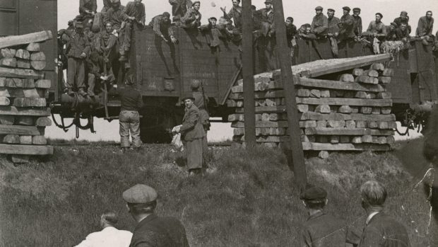 Lednový vlak smrti se nikdo neodvážil vyfotografovat. Na této fotografii je zachycen jiný transport koncentráčníků před budějovickým nádražím v květnu 1945