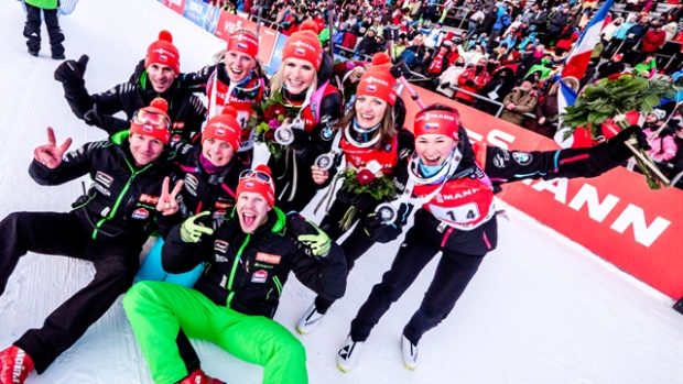 České biatlonistky se společně s realizačním týmem radují ze stříbrných medailí ze štafety v Anterselvě