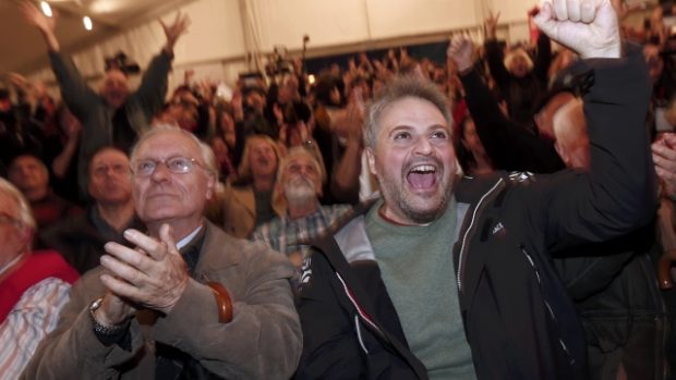 Příznivci řecké radikálně levicové koalice Syriza oslavují volební vítězství
