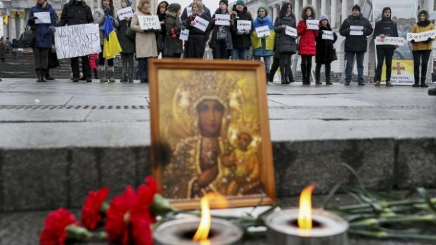 Lidé v Mariupolu přinášejí svíčky na památku 30 obětí ostřelování města