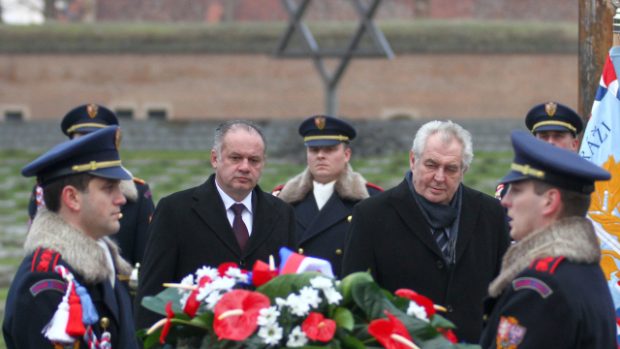 Miloš Zeman (vpravo) spolu s Andrejem Kiskou (vlevo) uctili památku obětí holokaustu položením věnců na Národním hřbitově v Terezíně
