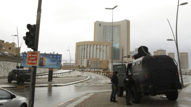 Policie v Tripolisu obklíčila hotel Corinthia krátce po výbuchu automobilu