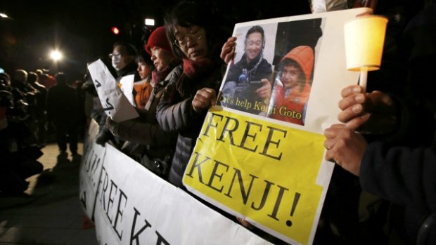 Japonci drží plakáty vyzývající k osvobození novináře, kterého drží Islámský stát