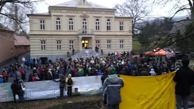 Místní obyvatelé uspořádali v Horním Jiřetíně shromáždění za zachování limitů těžby spojené se vzpomínkou na obce zbourané kvůli těžbě