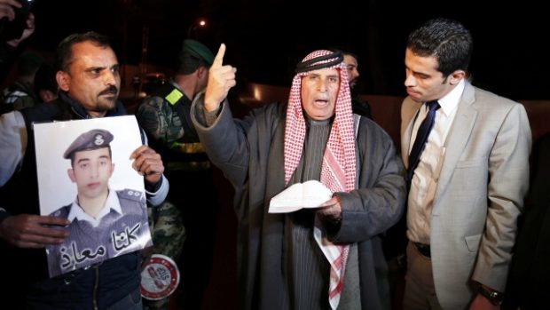 Otec zajatého jordánského pilota (uprostřed) na demonstraci. Účastníci požadovali, aby jordánská vláda vyjednávala s Islámským státem