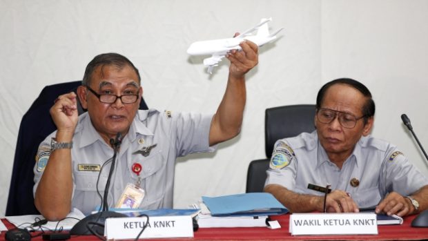 Šéf indonéského výboru pro bezpečnost dopravy (NTSC) Tatang Kurniadi vysvětluje na tiskové konferenci na modelu letadla informace z černých skříněk
