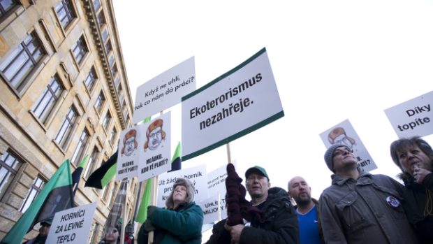 Před MPO v Praze demonstrovaly stovky horníků za úplné prolomení těžebních limitů v severních Čechách