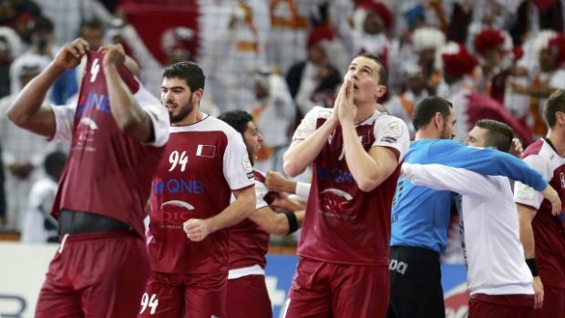 Házenkáři katarské reprezentace slaví postup do semifinále MS