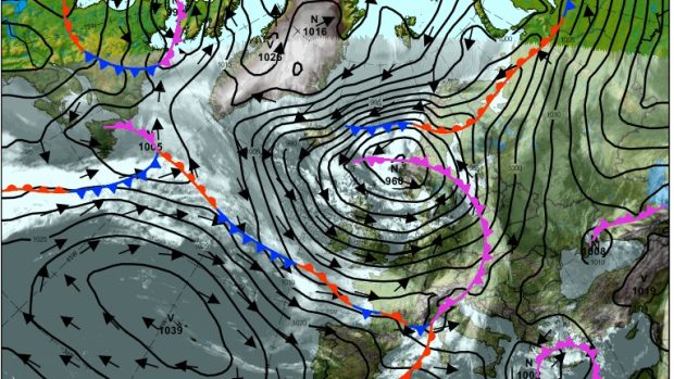 Synoptická mapa ČHMÚ zachycuje tlakovou níži, která ovlivňuje počasí u nás. Její střed je nad Skandinávií
