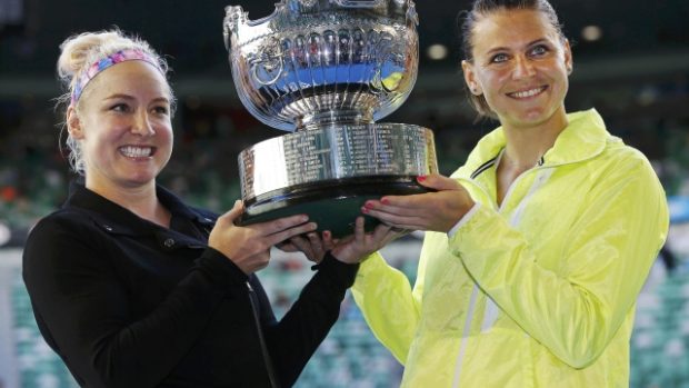 Lucie Šafářová (vpravo) se spoluhráčkou Bethanií Mattekovou-Sandsovou s trofejí pro vítězky deblu Australian Open