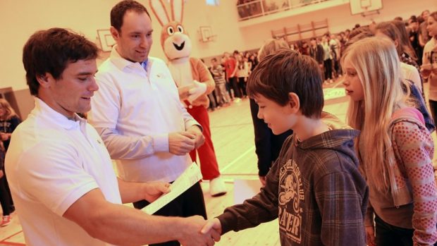 Děti převzaly vysvědčení z rukou olympijského medailisty Vavřince Hradilka
