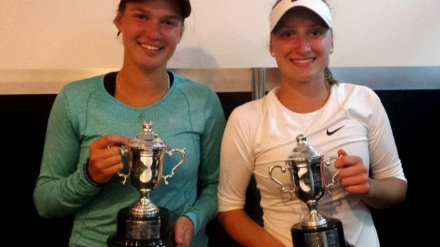 Miriam Kolodziejová (vlevo) a Markéta Vondroušová vyhrály na Australian Open čtyřhru juniorek