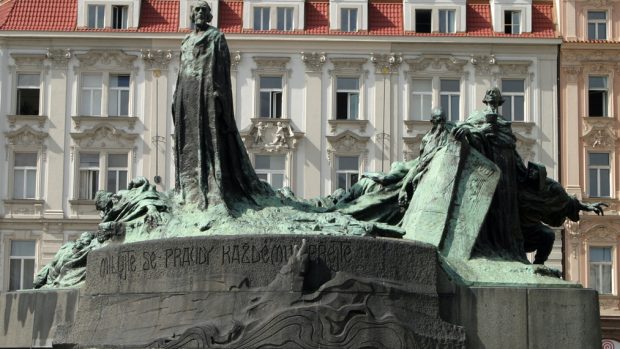 Mistr Jan Hus, sousoší na Staroměstském náměstí v Praze