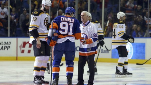 Legenda New York Islanders Mike Bossy po slavnostním buly s kapitány obou týmu