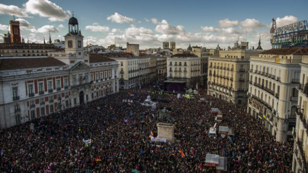 Desítky tisíc lidí demonstrovaly v Madridu na podporu levicové strany Podemos